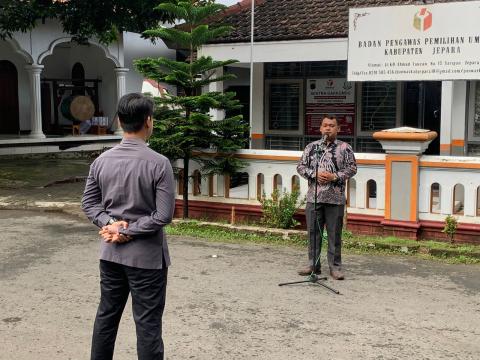 Anggota Bawaslu Jepara Shohibul Habib sebagai pembina dalam apel pagi rutin bersama jajaran staf di halaman kantor Bawaslu Jepara