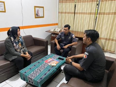 Divisi Hubungan Masyarakat Bawaslu Kabupaten Jepara melaksanakan rapat internal untuk membahas strategi dan penguatan pelaksanaan tugas kehumasan selama tahun 2026