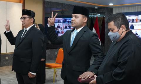 Sekretaris Jenderal Bawaslu Ferdinand Eskol Tiar Sirait saat memberi arahan usai pelantikan di kantor Bawaslu, Jumat, (13/2/2026).