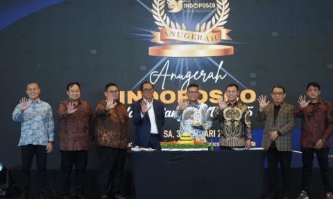 Ketua Bawaslu Rahmat Bagja menerima penghargaan Anugerah Kolaborasi Strategis Penyelenggara Pemilu bersama Media yang diserahkan oleh Wakil Pemred INDOPOSCO Folber Siallaga di Jakarta, Selasa (3/2/2026).