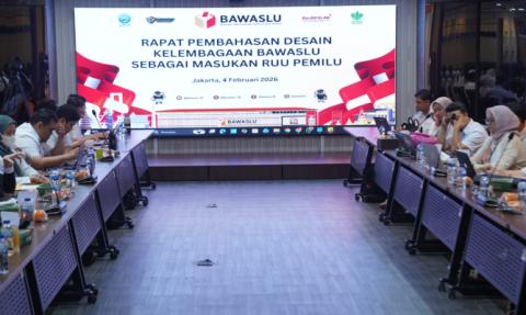 Anggota Bawaslu Herwyn JH Malonda memberikan arahan dalam Rapat Pembahasan Desain Kelembagaan Bawaslu sebagai Masukan RUU Pemilu di Ruang Rapat Bawaslu Lantai 5, Rabu (4/2/2026). Foto: Pemberitaan dan Publikasi Bawaslu RI