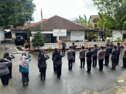 Anggota Bawaslu Jepara Ali Purnomo sebagai pembina dalam apel pagi rutin bersama jajaran staf di halaman kantor Bawaslu Jepara