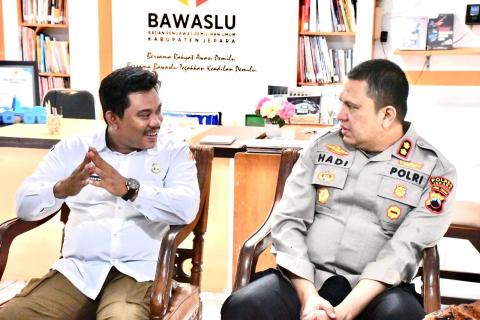 Jajaran pimpinan Bawaslu Jepara Khoirul Abidin, Shohibul Habib, Ali Purnomo, Sujiantoko, Kapolres Jepara AKBP Dr. Hadi Kristanto, S.I.K., M.M., dan Kanit Lidik I Sat Intelkam Polres Jepara Iptu Iwan Kusnandar, S.H.