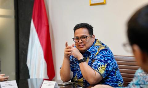 Ketua Bawaslu Rahmat Bagja (kiri berbatik biru) dalam audiensi dengan tim Media Tempo di Gedung Bawaslu, Jumat (20/2/2026).