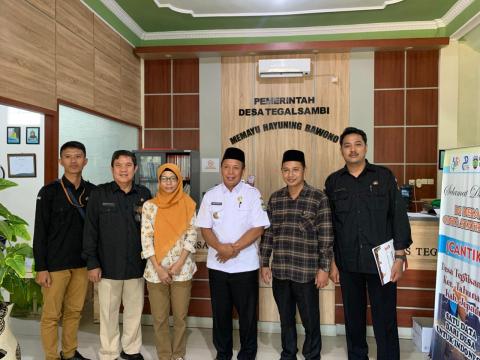 Bawaslu Kabupaten Jepara melaksanakan pengawasan terhadap kegiatan coklit terbatas (coktas) Pemutakhiran Daftar Pemilih Berkelanjutan (PDPB) oleh Anggota Bawaslu Jepara Divisi Pencegahan, Partisipasi Masyarakat dan Humas, Ali Purnomo, bersama jajaran staf dan anggota KPU Jepara, Siti Nurwakhidatun, beserta staf sekretariat. 