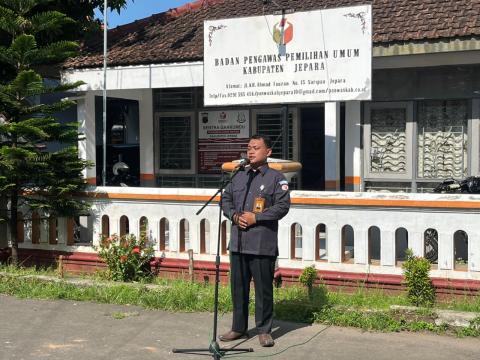 Anggota Bawaslu Jepara Shohibul Habib sebagai pembina dalam apel pagi rutin bersama jajaran staf di halaman kantor Bawaslu Jepara, (6/4).