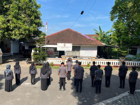 Anggota Bawaslu Jepara Shohibul Habib sebagai pembina dalam apel pagi rutin bersama jajaran staf di halaman kantor Bawaslu Jepara, (6/4).