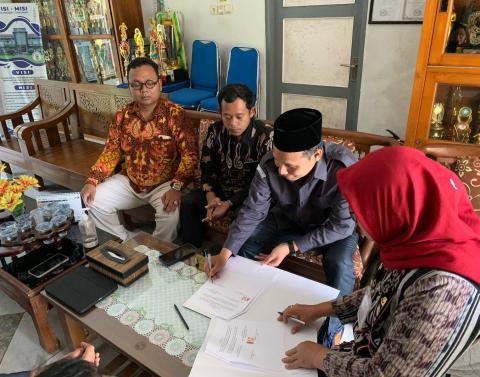 Bawaslu Jepara menjalin kerja sama dengan SMA Negeri 1 Tahunan Jepara melalui penandatanganan Memorandum of Understanding (MoU) pada Selasa, (14/4).