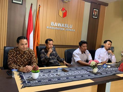 Anggota Bawaslu Kabupaten Jepara beserta staf sekretariat dalam acara peningkatan kapasitas SDM di Gedung B Kantor Bawaslu Kabupaten Jepara pada Rabu (15/04).