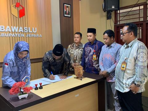 Bawaslu Jepara resmi menjalin kerja sama dengan Universitas Al Hikmah Jepara melalui penandatanganan Nota Kesepahaman (MoU) tentang Pendidikan Pengawas Partisipatif Pemilu dihadiri oleh Ketua dan Anggota Bawaslu Kabupaten Jepara, serta Rektor beserta jajaran Universitas Al Hikmah Jepara pada Kamis, (16/04).