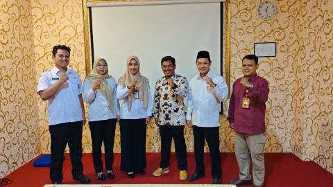 Ketua Bawaslu Kabupaten Jepara Sujiantoko, bersama anggota Bawaslu Jepara Ali Purnomo, Shohibul Habib, dan staf Dteknis Bawaslu Jepara, serta perwakilan Dinsos Permades Kabupaten Jepara yang diwakili oleh Kepala Bidang Bina Pemerintahan Desa, Ummi Rakhmayani.