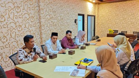 Ketua Bawaslu Kabupaten Jepara Sujiantoko, bersama anggota Bawaslu Jepara Ali Purnomo, Shohibul Habib, dan staf Dteknis Bawaslu Jepara, serta perwakilan Dinsos Permades Kabupaten Jepara yang diwakili oleh Kepala Bidang Bina Pemerintahan Desa, Ummi Rakhmayani.