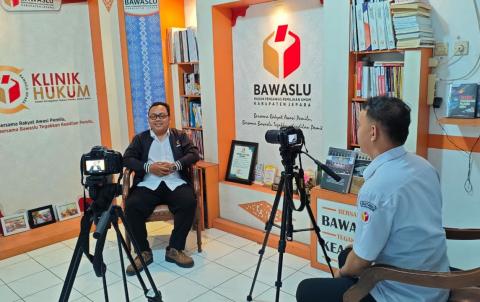 Koordinator Divisi Penanganan Pelanggaran, Khomaru Zaman, sebagai narasumber dalam Program Klinik Hukum dengan tema "Kenapa Laporan Saya Tidak Ditindaklanjuti?”