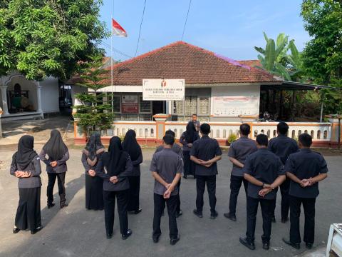 Anggota Bawaslu Jepara Shohibul Habib sebagai pembina dalam apel pagi rutin bersama jajaran staf di halaman kantor Bawaslu Jepara, (27/4).