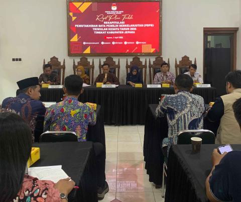 Anggota Bawaslu Jepara Ali Purnomo dan Staf Divisi Pencegahan, Pengawasan, Humas, Hubal Menghadiri Rapat Pleno Terbuka Pemutakhiran Data Pemilih Berkelanjutan (PDPB) Triwulan I Tahun 2026 yang diselenggarakan oleh KPU Kabupaten Jepara, (2/4).