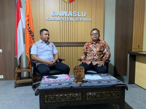 Podcast Bawaslu Jepara yang menghadirkan Kasat Reskrim Polres Jepara, AKP Faisal Wildan dan Kordiv Penanganan Pelanggaran dan Data Informasi Khomaru Zaman selaku Moderator