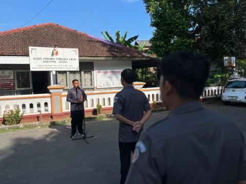 Anggota Bawaslu Jepara Shohibul Habib sebagai pembina dalam apel pagi rutin bersama jajaran staf di halaman kantor Bawaslu Jepara, (11/05).