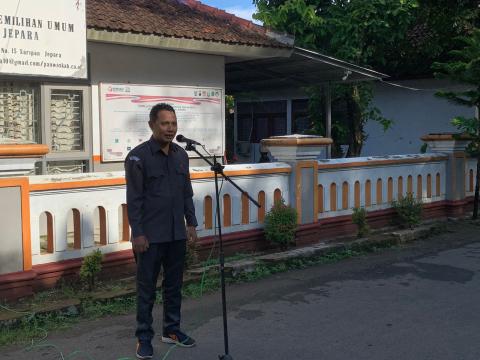 Anggota Bawaslu Jepara Ali Purnomo sebagai pembina dalam apel pagi rutin bersama jajaran staf di halaman kantor Bawaslu Jepara, (18/05).