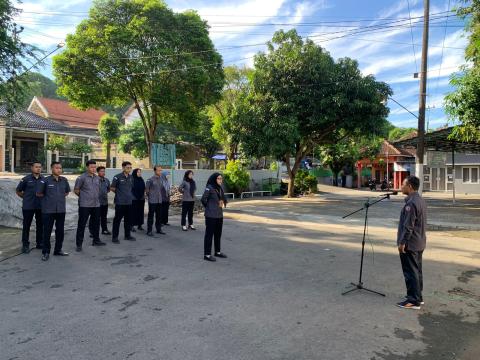 Anggota Bawaslu Jepara Ali Purnomo sebagai pembina dalam apel pagi rutin bersama jajaran staf di halaman kantor Bawaslu Jepara, (18/05).
