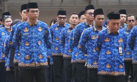 Deputi Bidang Dukungan Teknis Bawaslu Yusti Erlina saat menjadi pembina apel di Gedung Bawaslu, Senin, (20/4/2026).