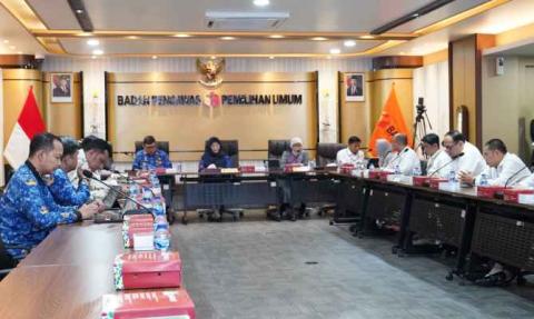Inspektur Utama Bawaslu, Rini Wartini (kedua dari kiri) saat penyerahan Laporan Keuangan Badan Pengawas Pemilu Tahun 2025 oleh BPK RI, di Jakarta, Rabu (20/5/2026).