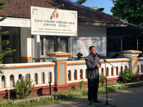 Anggota Bawaslu Jepara Shohibul Habib sebagai pembina dalam apel pagi rutin bersama jajaran staf di halaman kantor Bawaslu Jepara, (8/06).