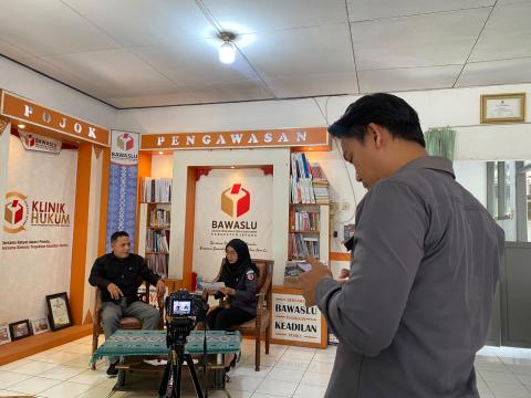Bawaslu Jepara menggelar program Bawaslu Menyapa pada Senin (8/6) dengan mengangkat tema “Pemutakhiran Data Pemilih Berkelanjutan (PDPB): Pengawasan dan Tantangannya” dengan narasumber Ali Purnomo, M.Pd.I dan dipandu oleh moderator Laili Anisa.