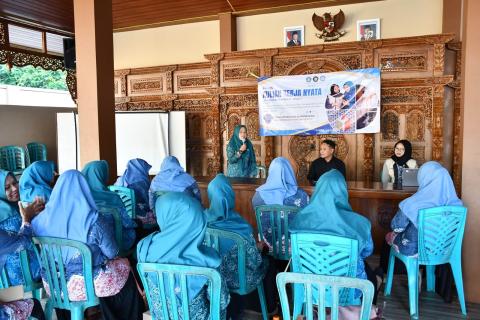 Bawaslu Jepara memberikan sosialisasi kepada anggota PKK Desa Lebak, Kecamatan Pakisaji, pada Senin (8/6) di Balai Desa Lebak dengan Narasumber Ali Purnomo Kordiv Pencegahan, Parmas, dan Humas.