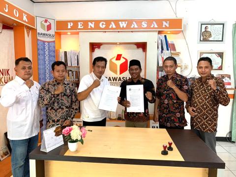 Bawaslu Jepara terus memperluas jejaring pengawasan partisipatif dengan penandatanganan Nota Kesepahaman (MoU) dengan Persatuan Pedalangan Indonesia (PEPADI) Kabupaten Jepara dan Yayasan Marga Langit pada Kamis (25/6) di Kabupaten Jepara.