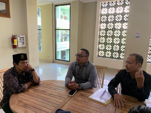 Sosialisasi Kompetisi Debat Penegakan Hukum Pemilu (PHP) VI Tahun 2026 yang diselenggarakan oleh Badan Pengawas Pemilihan Umum (Bawaslu) dihadiri oleh Anggota Bawaslu Jepara Divisi Penanganan Pelanggaran, Data dan Informasi, Khomaru Zaman, Dekan Fakultas Syariah dan Hukum (FSH) Unisnu Jepara, Dr. Wahidullah, S.H.I., M.H., serta jajaran Sekretariat Bawaslu Jepara.