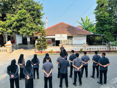 Anggota Bawaslu Jepara Shohibul Habib sebagai pembina dalam apel pagi rutin bersama jajaran staf di halaman kantor Bawaslu Jepara, (6/07).