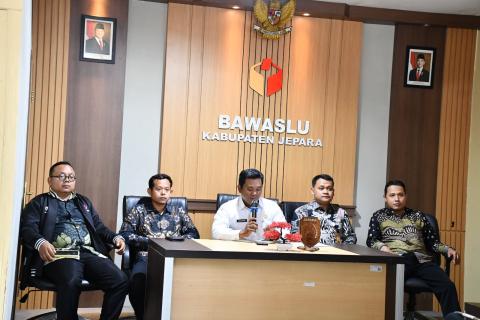 Bawaslu Jepara resmi membuka Kelas Penyelesaian Sengketa Proses Pemilu Tahun 2026 sebagai upaya meningkatkan kapasitas masyarakat, khususnya mahasiswa dan pengawas partisipatif, dalam memahami mekanisme penyelesaian sengketa proses pemilu pada Kamis, (9/7).