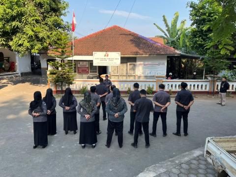 Ketua Bawaslu Jepara Sujiantoko sebagai pembina dalam apel pagi rutin bersama jajaran staf di halaman kantor Bawaslu Jepara, (13/07).