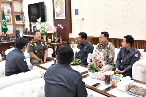 Bawaslu Jepara melaksanakan audiensi dengan Kejaksaan Negeri Jepara sebagai upaya memperkuat silaturahmi, koordinasi, dan sinergi antarlembaga dalam menjaga kondusivitas daerah serta mendukung terwujudnya demokrasi yang berkualitas pada Rabu, (15/7).