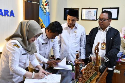 Bawaslu Jepara resmi menandatangani Nota Kesepahaman (Memorandum of Understanding/MoU) dan Perjanjian Kerja Sama (PKS) dengan SMA Negeri 1 Jepara pada Rabu (22/7).