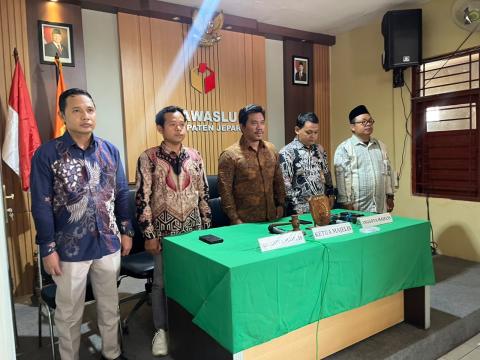 Bawaslu Kabupaten Jepara menggelar Simulasi Sidang Ajudikasi Penyelesaian Sengketa Proses Pemilu yang diikuti mahasiswa dari berbagai perguruan tinggi pada Kamis (30/7). 