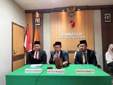 Bawaslu Kabupaten Jepara menggelar Simulasi Sidang Ajudikasi Penyelesaian Sengketa Proses Pemilu yang diikuti mahasiswa dari berbagai perguruan tinggi pada Kamis (30/7). 