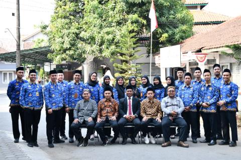 (Bawaslu) Kabupaten Jepara menyelenggarakan upacara peringatan Hari Ulang Tahun (HUT) ke-81 Kemerdekaan Republik Indonesia pada Senin, (17/8). Kegiatan berlangsung di halaman Kantor Sekretariat Bawaslu Kabupaten Jepara.