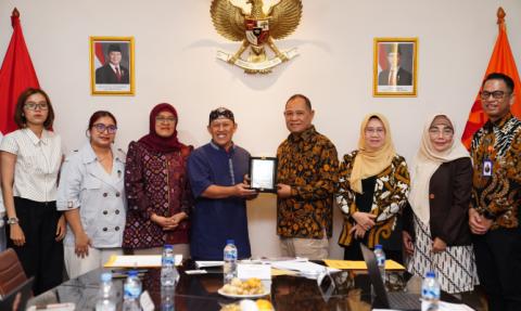 Anggota Bawaslu Totok Hariyono (kedua dari kiri) saat menerima audiensi dari Komisi Nasional Anti Kekerasan terhadap Perempuan (Komnas Perempuan), di Jakarta, Jumat (7/8/2026).