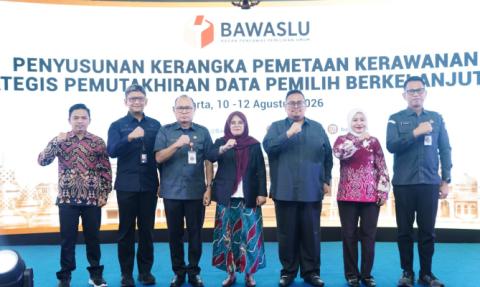 Anggota Bawaslu Lolly Suhenty saat memaparkan materinya pada Penyusunan Kerangka Pemetaan Kerawanan Isu Strategis Pemutakhiran Data Pemilih Berkelanjutan (PDPB) di Jakarta. Senin (10/8/2026) malam.
