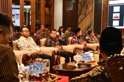 Pimpinan dan Koordinator Sekretariat Bawaslu Kabupaten Jepara hadir dalam Rapat Pembahasan Teknis Pelaksanaan Pemilu yaitu Pilpres, Pemilihan DPR DPD, DPRD dan Pilkada di Ruang Kerja Bupati Jepara