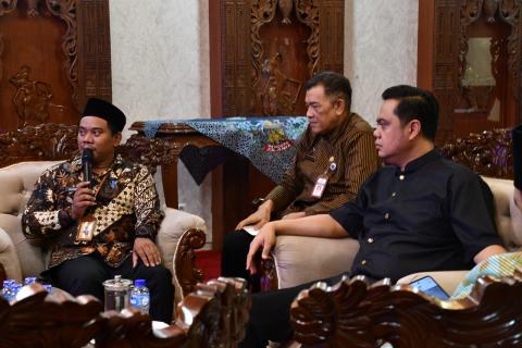 Pimpinan dan Koordinator Sekretariat Bawaslu Kabupaten Jepara hadir dalam Rapat Pembahasan Teknis Pelaksanaan Pemilu yaitu Pilpres, Pemilihan DPR DPD, DPRD dan Pilkada di Ruang Kerja Bupati Jepara