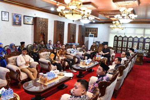 Pimpinan dan Koordinator Sekretariat Bawaslu Kabupaten Jepara hadir dalam Rapat Pembahasan Teknis Pelaksanaan Pemilu yaitu Pilpres, Pemilihan DPR DPD, DPRD dan Pilkada di Ruang Kerja Bupati Jepara