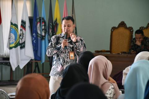 Shohibul Habib Anggota Komisioner Bawaslu Kabupaten Jepara dalam memberikan Materi Kelas Penyelesaian Sengketa di UAJ, Rabu (23/9).