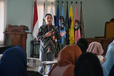 Ali Purnomo Anggota Komisioner Bawaslu Kabupaten Jepara dalam memberikan Materi Kelas Penyelesaian Sengketa di UAJ, Rabu (23/9).