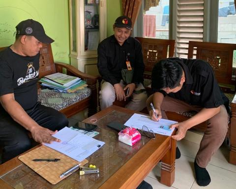 Bawaslu Kabupaten Jepara melaksanakan survei uji petik dalam rangka Pemutakhiran Data Pemilih Berkelanjutan (PDPB) di RT 08 RW 03, Kelurahan Ujungbatu, Kecamatan Jepara, Kabupaten Jepara pada Kamis, (8/10).