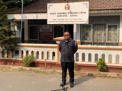 Khomaru Zaman Kordiv Penanganan Pelanggaran dan Data Informasi selaku Pembina Apel Hari Senin Bawaslu Kabupaten Jepara, (12/10).