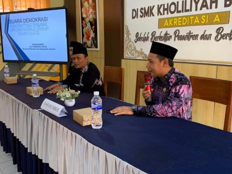Anggota Bawaslu Jepara Al Purnomo memberikan pendidikan demokrasi kepada pemilih pemula melalui kegiatan sosialisasi dalam Pemilihan Ketua OSIS (Pilkatos) di SMK Kholiliyah Bangsri, Kamis (15/10).