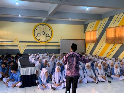 Anggota Bawaslu Jepara Al Purnomo memberikan pendidikan demokrasi kepada pemilih pemula melalui kegiatan sosialisasi dalam Pemilihan Ketua OSIS (Pilkatos) di SMK Kholiliyah Bangsri, Kamis (15/10).