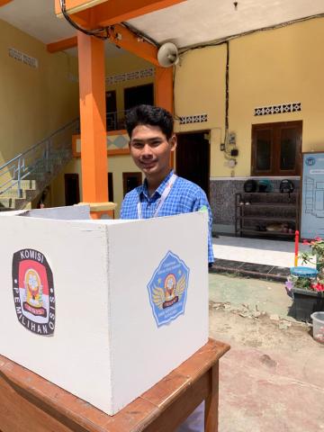 Anggota Bawaslu Jepara Al Purnomo memberikan pendidikan demokrasi kepada pemilih pemula melalui kegiatan sosialisasi dalam Pemilihan Ketua OSIS (Pilkatos) di SMK Kholiliyah Bangsri, Kamis (15/10).